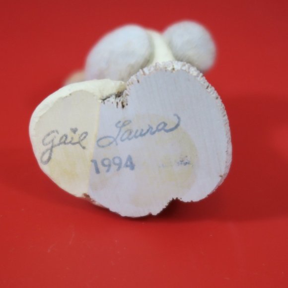 Gail Laura 1994 Vintage Bear Holding Blanket with Hearts Resin Figurine Signed - Picture 6 of 9